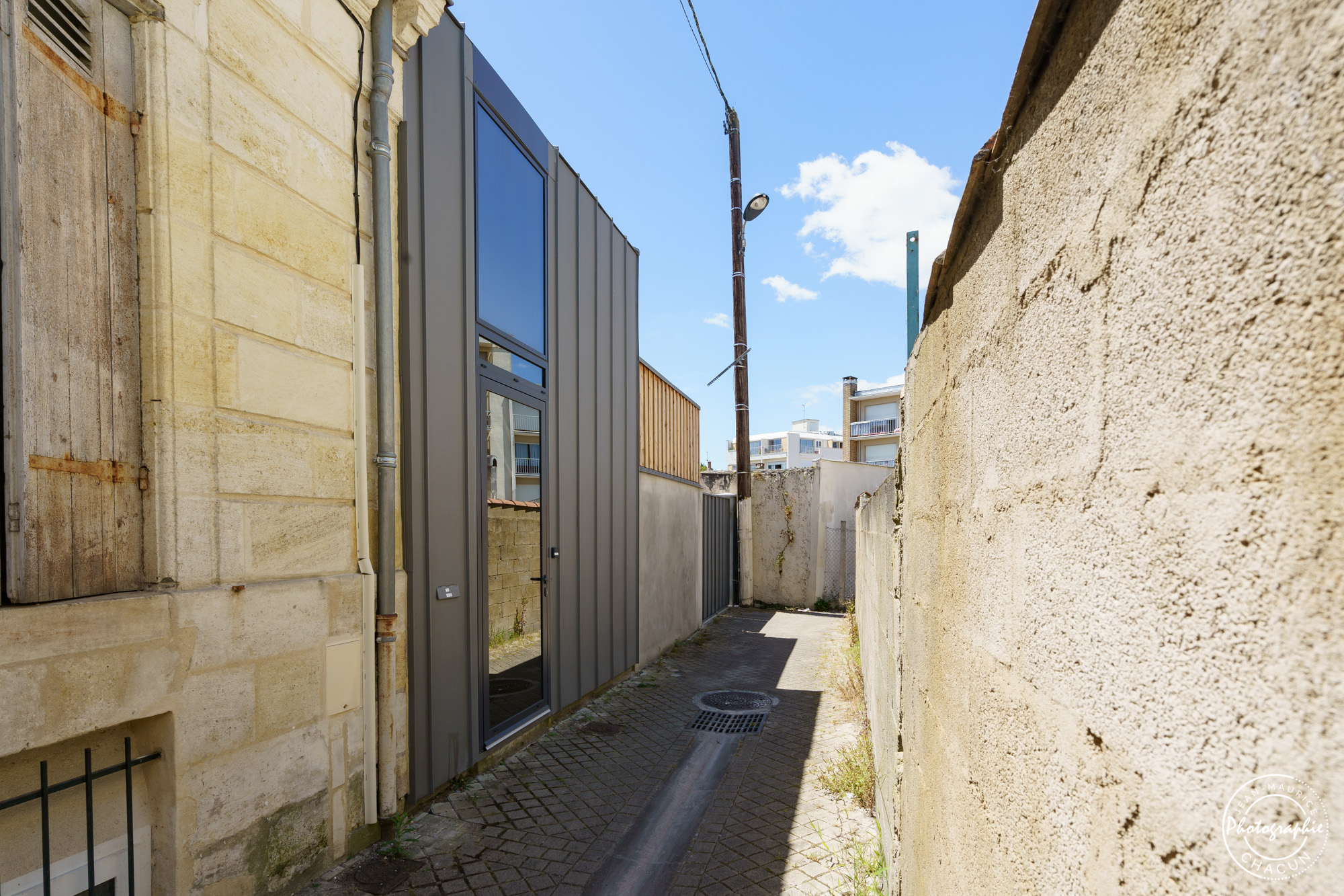 Extension contemporaine en zinc et bois dans une impasse bordelaise